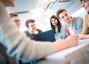 In der Beckhoff „Summer-School“-Woche erlernen IT- und programmierbegeisterte Jugendliche aus erster Hand grundlegende Programmierkenntnisse, oder auch bei entsprechenden Vorkenntnissen diese zu vertiefen