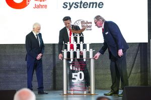 Die Mitarbeiter überreichten Firmenchef Eckhard Bluhm eine Skulptur.