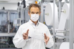 Dr. Volkmar Denner, Vorsitzender der Geschäftsführung der Robert Bosch GmbH, hat die erste Spezialanlage zur Fertigung von Mund-Nasen-Bedeckungen im Bosch-Werk in Stuttgart-Feuerbach in Betrieb genommen