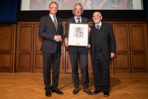 Offsetdruckerei Schwarzach Geschäftsführer Ing. Eduard Fischer (Mitte) bei der Überreichung des Gutenberg Awards durch Dr. Werner Sobotka (re.; VFG) und Michael Seidl (li.; EMGroup)