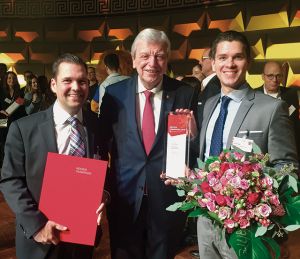 Preisverleihung im Wiesbadener Kurhaus: Martin Kuge, Volker Bouffier und Sven Rath (v. l.)