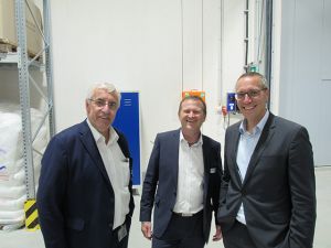 v.l.: Georg Steinbichler (LIT Factory), Günther Klammer (ENGEL), Jörg Fischer (JKU)