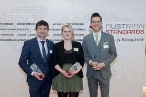 (v.l.) Günter Heimbuchner und Stefanie Rieder (beide S.Spitz) freuen sich gemeinsam mit Alex Peterlik (GS1 Austria) über den Living Standards Award in der Sonderkategorie GS1 Standards.