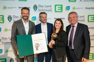 V.li.: Dipl. Ing. Franz Mathi, COO KNAPP AG; Armin Lang, Facility Manager; Katrin Pucher, Abteilungsleiterin für Integrierte Management-Systeme; Landesrat Anton Lang bei der Verleihung des Energy Globe Styria Award 2019 in der Alten Universität Graz