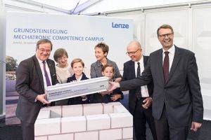 v.l.: Armin Laschet, Monika Rehmert, Babette Herbert mit ihren Enkelkindern, Nikolaus Belling, Christian Wendler