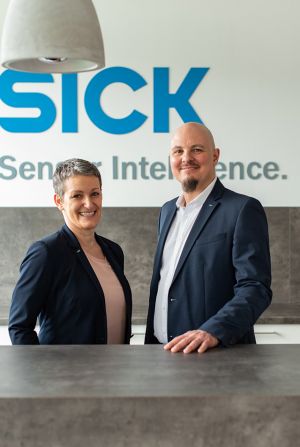 ppa. Mag. (FH) Michaela Pfaffenlehner, Leitung HR bei Sick Österreich und  DI (FH) Christoph Ungersböck, Geschäftsführer SICK Österreich