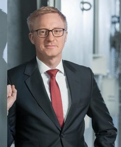 Prof. Dr.-Ing. Matthias Niemeyer übernimmt Anfang Mai die neu geschaffene Position des Chief Business Development Officers (CBDO) bei Uhlmann und wird Teil der Geschäftsführung der Uhlmann Group Holding.