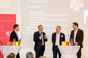 Axel Greiner (IV OÖ/Greiner Gruppe), Manfred Hackl (Kunststoff-Clusters/EREMA) und Stephan Kubinger (Sparte Industrie in der WKOÖ/IFN) im Interview mit Christian Altmann (li) von der Business Upper Austria