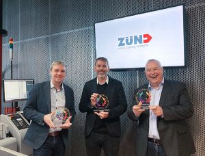 Drei EDP-Awards für innovative Softwaretools von Zünd – Lars Bendixen, Segment Manager Graphics, CEO Oliver Zünd und Stefan Lang, Head of Sales mit den Awards für die Best Workflow Solution, Best in Robotics und Best Print Support Tool (v.l.)