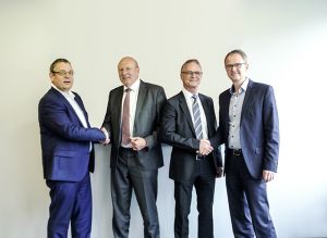 DI Manfred Hummenberger und Ing. Arthur Kornmüller, Geschäftsführer DS AUTOMOTION GmbH (2. und 3. von links), mit Rob Schmit, EVP Technology & Innovation bei SSI Schäfer (li) und Thomas Kamphausen, SSI Schäfer CFO (re)