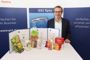 GS1 Austria Geschäftsführer Gregor Herzog präsentiert die GS1 Sync Stars 2020 symbolisch anhand ihrer Produkte v.l.n.r.: BioArt AG, Rudolf Ölz Meisterbäcker GmbH & Co KG und Josef Recheis Eierteigwarenfabrik und Walzmühle GmbH