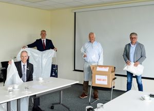 Alfons Kruse, Werksleiter Mondi Steinfeld, and Detlef Stöppelmann, Produktionsleiter Mondi Steinfeld, übergeben die ersten 500 Schutzkittel an Wolfram Van Lessen und Cord Bockhop stellvertretend für die regionale Katastrophenschutzbehörde in Diepholz