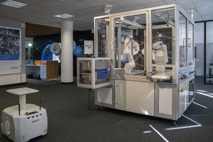 Das neue Innovation Center bildet eine komplette Automatisierungsumgebung ab, inklusive Sysmac Plattform, stationären und mobilen Robotern