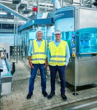 Manfred Härtel (links), Product Manager Filling bei KHS, und Marc Zubler, Leiter Verkauf und Produktmanagement bei Ferrum Packaging, freuen sich über die erfolgreiche Produkteinführung