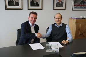 Carl Elsener, CEO und Verwaltungsratspräsident Victorinox AG (rechts) und Heimo Robosch, Executive Vice President KNAPP AG (links), unterzeichneten den Vertrag im Victorinox-Headquarter in Ibach in der Schweiz.