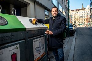 Dr. Harald Hauke, Geschäftsführer der Austria Glas Recycling demonstriert persönlich, dass auch Marmeladegläser ins Altglas gehören