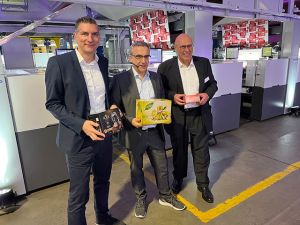 v. l.: Christian Steinmaßl, Leiter Segment Verpackung bei HEIDELBERG, Werner Schwab, Leiter Produktmanagement der Heidelberg Web Carton Converting GmbH und Matthias Boog, GF der Heidelberg Web Carton Converting GmbH