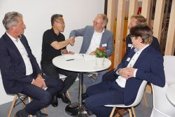 Besiegeln die Zusammenarbeit: Jackson Zhang, President Geek+ Europe (2. v. l.) und Gert Bossink, Vice President Royal Reesink, Division Director Reesink Logistic Solutions (mi.)