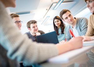 In der Beckhoff-Summer-School-Woche erlernen IT- und programmierbegeisterte Jugendliche aus erster Hand grundlegende Programmierkenntnisse, oder auch bei entsprechenden Vorkenntnissen diese zu vertiefen