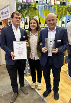 Dr. Johannes Michael Wareka, CEO und 4. Generation der Marzek-Eigentümerfamilie, und seine Kinder Stefanie und Oliver Wareka bei der Verleihung des Austro Vin Awards