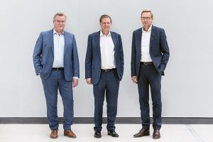 v.l. Peter Gabriel, Ralf Schubert und Marcel Kiessling, die Geschäftsführer der Gerhard Schubert GmbH, sehen den Verpackungsmaschinenhersteller für die Zukunft gut aufgestellt