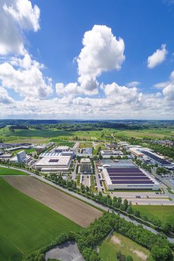 Das Schubert Firmengelände wird um eine große Montagehalle sowie ein vierstöckiges Verwaltungsgebäude in Richtung Norden erweitert, so dass Platz für 300 neue Mitarbeiter entsteht